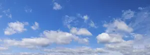 Drucke von Himmel und Wolken über Deutschland: Die weichen, weißen Formen der Cumuluswolken dehnen sich über dem Himmel aus, ein Zeichen für einen sonnigen Tag in Deutschland Humilis Drucke: Wolken über Deutschland