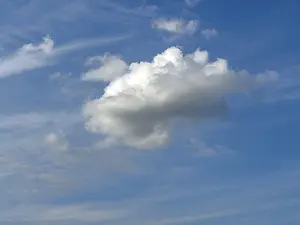 Drucke von Kumuluswolkencluster Quellwolkenscher Wetterwolk gegen blauen Himmel, international Cebidae Drucke: KumulusschichtwolkenklumpenquellwolkeWetterwolkegegenblauesHimmel.