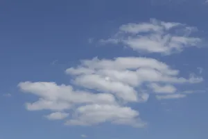 Drucke von Weißer Cumulus in einem blauen Himmel, England, Vereinigtes Königreich Humilis Drucke: Wolken in Form von Cumulus in einem blauen Himmel.