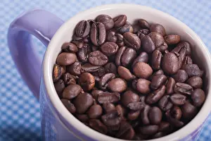 Coffee Bean Close Up Drucke: Cup with coffee beans