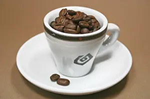 Food And Drink Images Drucke: Cup full with coffee beans