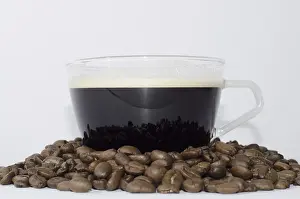 No People Drinking Coffee Drucke: Cup of Coffee with Coffee Beans
