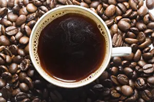 Deserted Breakfast Scene Drucke: A cup of coffee with coffee beans