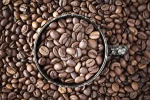 Uninhabited Coffee Shop Drucke: Cup of coffee on coffee beans background