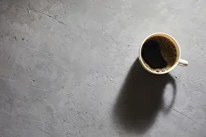 Breakfast Food Drucke: Cup of coffee on a gray background top view