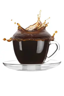 Drucke von Kaffeebecher mit Spritzer auf weißem Hintergrund Arabica Drucke: Kaffeebecher mit Spritzer auf weißem Hintergrund.