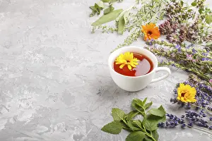 Healthy Beverage Drucke: Cup of herbal tea with calendula