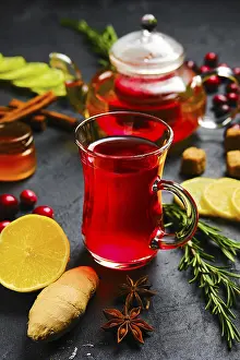 Medicinal Plant Root Drucke: Cup and pot with cranberry, ginger