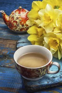 Hot Beverage Drucke: Cup of tea and a bunch of fresh daffodils
