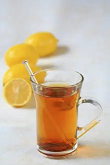 Lemon Infused Tea Drucke: A cup of tea with lemons