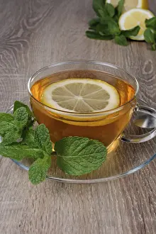 Empty Table Setting Ideas Drucke: Cup of tea with a slice of lemon and mint