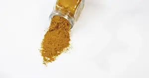 Bright Light Colored Background Drucke: Curry Powder falling against white background