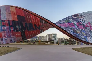Seoul Cityscape Drucke: Curvy architecture with colorful patterns