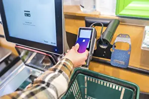 Cashless Payment Drucke: Customer completing a quick