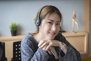 Customer Service Representative Drucke: Customer service representative with a headset and work at home