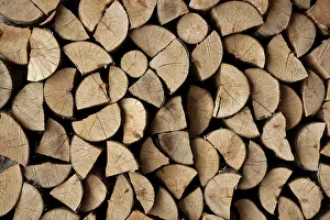 Stacked Firewood Logs Drucke: Cut firewood stack logs as pattern background