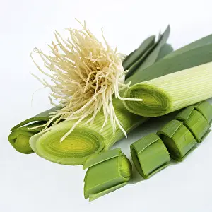 Grocery Store Vegetable Display Drucke: Cut leeks tied with string, on a white background