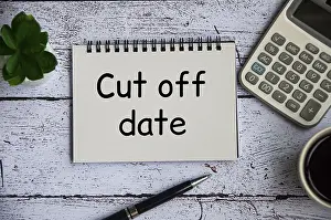 Time Pressure Image Drucke: Cut off date text on notepad with table plant