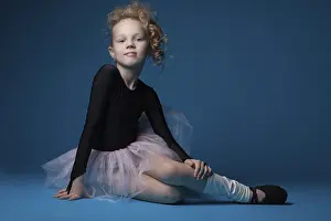 Elegant Female Ballet Dancer Drucke: Cute curly ballet dancer posing in studio