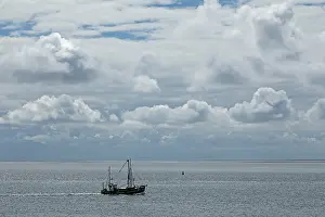 Schleswig Holstein Boat Drucke: Cutter in front of Busum, clouds