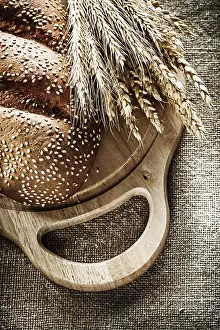 German Bakery Products Drucke: Cutting board bread rye ears on burlap background
