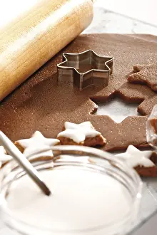 Star Shaped Cookies Drucke: Cutting out cinnamon cookies, baking