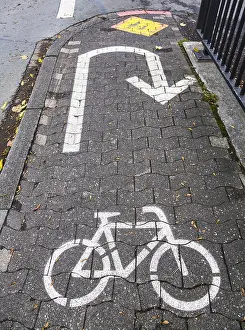 Road Safety Markings Drucke: Cycle path marking on a pavement
