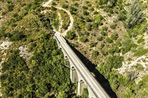 Drucke von Radweg Via Verde de la Sierra, Puerto Serrano nach Olvera, alter Eisenbahntrassse, Radweg auf Brücke, Tunnel, in der Nähe des Dorfes Coripe, Andalusien, Spanien Eisenbahn Drucke: Radweg Via Verde de la Sierra
