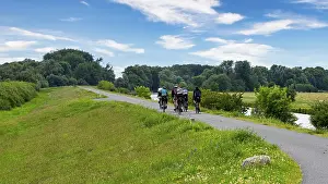 Fitness In Nature Drucke: Cyclist on a cycle path by the river