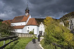 Upper Danube Valley Landscape Drucke: Cyclists on the Danube Valley Cycle Path in front of St