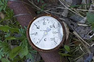 Environmental Pollution Image Drucke: Damaged, rusty thermometer