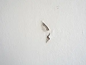 Deserted Building Background Drucke: Damaged white wall for background