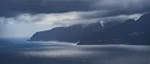 Steep Cliff Scenery Drucke: Damatic clouds over the sea, cliffs