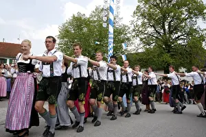 German Maypole Tradition Drucke: Dance around the maypole in Eurasburg