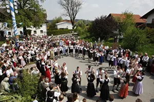 Traditional German Attire Drucke: Dance around the maypole in Eurasburg