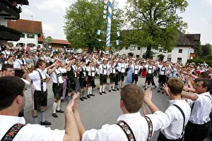 Bavarian Folk Festival Drucke: Dance around the maypole in Eurasburg