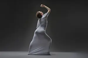 Studio Shot Of A Dancer Drucke: A dancer elegantly moves, wrapped in soft fabric