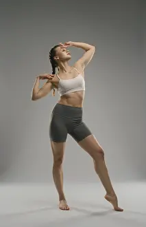 Elegant Dance Pose Drucke: A dancer elegantly poses in a minimalist studio