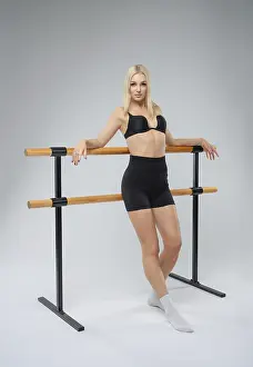 Ballet Dancer Pose Drucke: A dancer is posing elegantly at the ballet barre