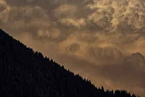 Global Warming Effects Drucke: Dangers due to climate change, observation of a dramatic looking thunderstorm