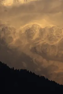 Global Warming Effects Drucke: Dangers due to climate change, observation of a dramatic looking thunderstorm