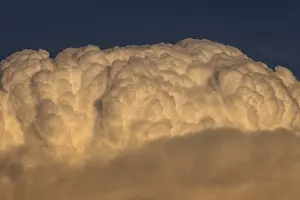 Global Warming Effects Drucke: Dangers due to climate change, observation of a dramatic looking thunderstorm