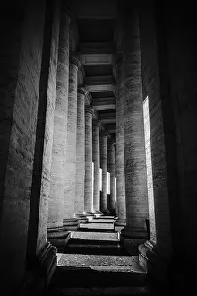 Classic Architecture Europe Drucke: Dark black and white image of a colonnade with dramatic light and shadow