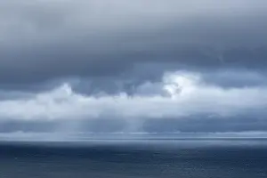 Cloudy Coastal Area Drucke: Dark clouds over the Atlantic Ocean