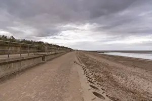 Northern Europe Beaches Drucke: Dark clouds over the beach in Skegness