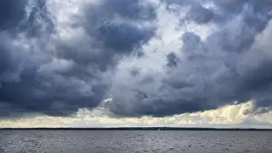 Northern Germany Cloud Formations Drucke: Dark clouds over Lake Dummer