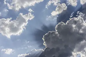 Cloudy Daytime Scene Drucke: Dark clouds, rain clouds with concealed Sun and sunbeams