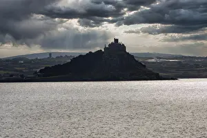 Drucke von Dunkle Wolken über St Michael's Mount, Rücklicht, Blick von Penzance, Cornwall, England, Großbritannien Dunkle Wolken über St Michael's Mount, Rücklicht, Blick von Penzance, Cornwall, England Berg Drucke: Dunkle Wolken über St Michael's Mount.