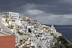 Cloudy Hilltop View Drucke: Dark clouds of a thunderstorm, Thira