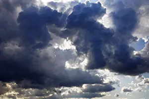 Stormy Atmosphere Europe Drucke: Dark rain clouds shortly in front of thunderstorms